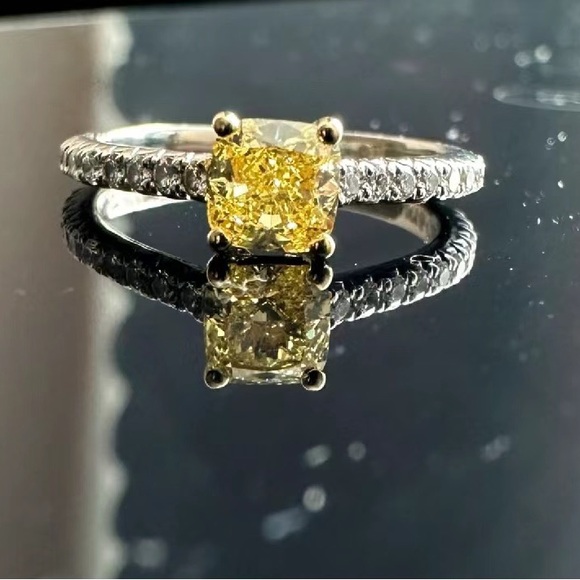 Tiffany NOVO fancy vivid yellow yellow diamond ring in .53 carat. - Picture 5 of 11